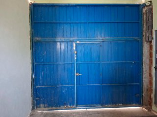 Puerta de Chapa Metálica Azul (Posible transporte)