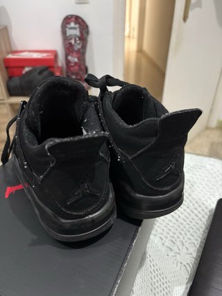 Jordan 4 Negras - Estado Aceptable