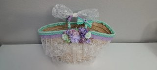 Capazo decorado con flores y encaje Hecho a mano