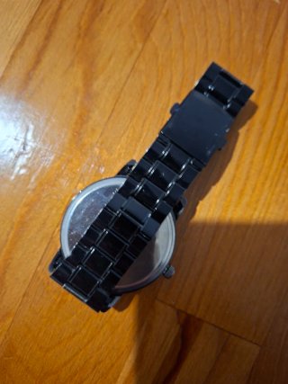 Reloj de pulsera negro y verde foncciona perfecta.