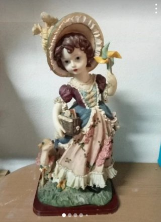 Estatueta de resina menina com cesto