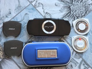 Sony PSP 2000 Nero + Giochi God of War
