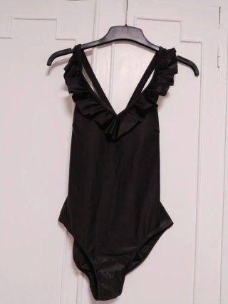 Traje de baño negro con volantes