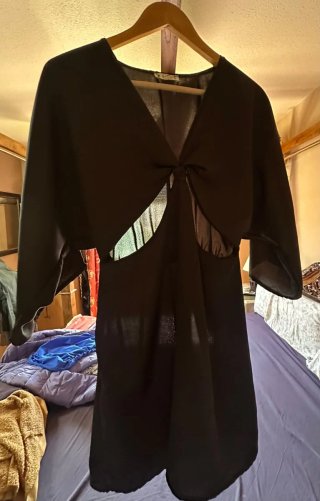 Vestido mini negro con aberturas