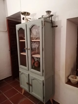 Vitrina de madera restaurada