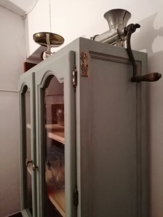 Vitrina de madera restaurada