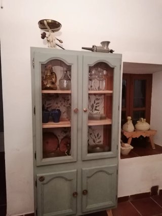 Vitrina de madera restaurada