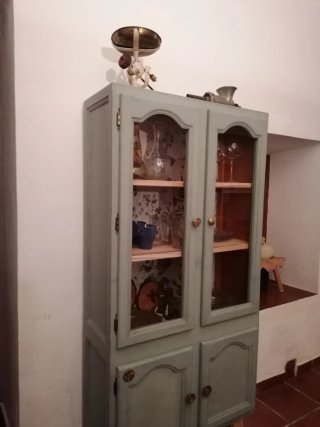 Vitrina de madera restaurada