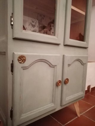 Vitrina de madera restaurada