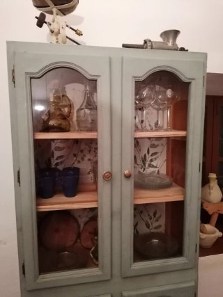 Vitrina de madera restaurada