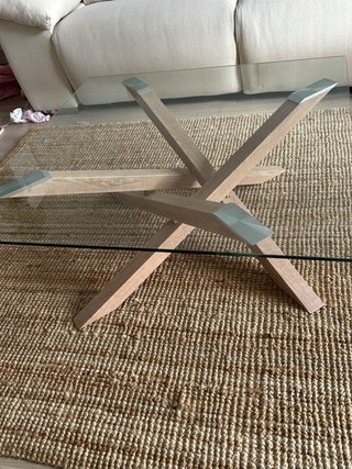 Mesa de centro con estructura de madera