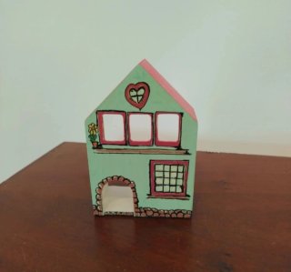 Casina decorativa in legno illuminata
