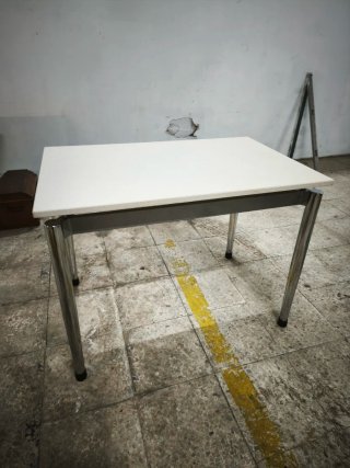 Mesa Vintage con Patas Metálicas