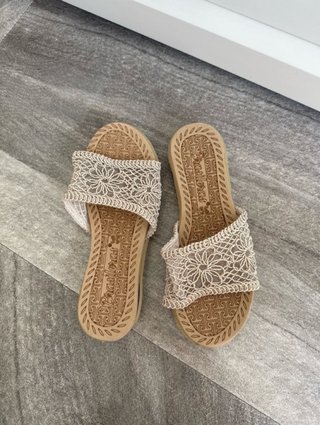 Sandalias Brasiler beige con relieve floral