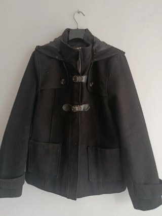 Parka Negra con Cierre de Hebillas