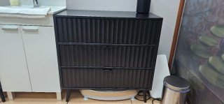 Cómoda negra de madera con 3 cajones