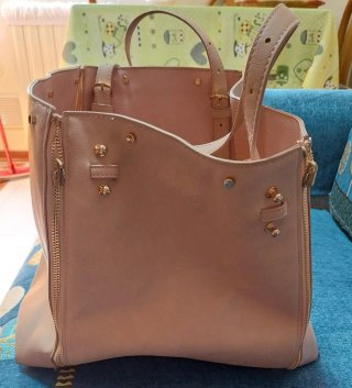 Borsa rosa con dettagli dorati