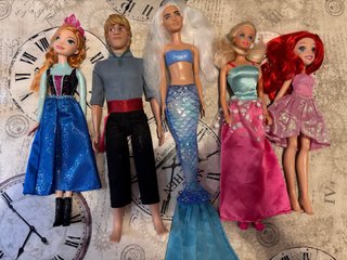Lote de 5 Muñecas Disney y Barbie