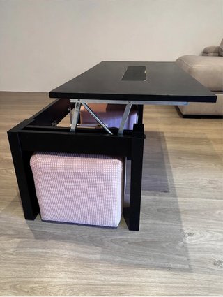 Tavolo da salotto nero rialzabile con 2 pouf