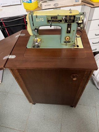 Máquina de coser Alfa Alfamatic con mueble