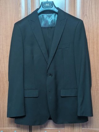 Traje juvenil de hombre color negro.