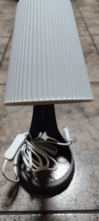 Lámpara de mesa blanca y negra
