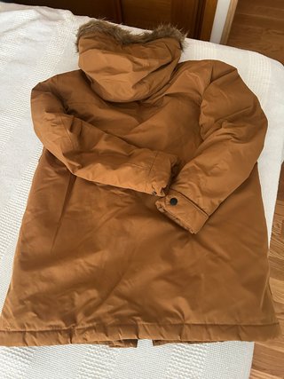Cazadora marrón con capucha y pelo