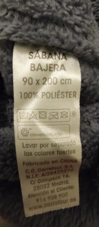 Sábana bajera de felpa gris