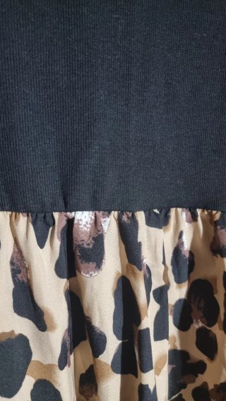 Vestido con cuerpo negro y falda leopardo