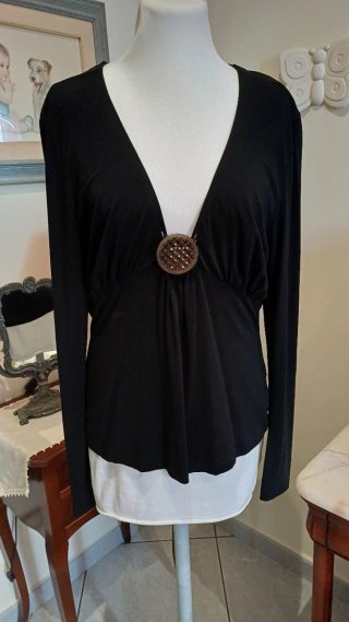 Maglia nera con dettaglio gioiello