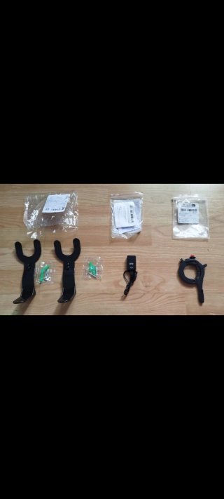 Lote Accesorios Moto: Cuelgacascos y GPS