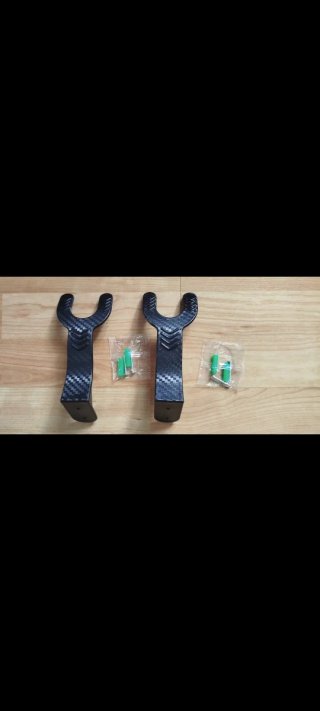 Lote Accesorios Moto: Cuelgacascos y GPS