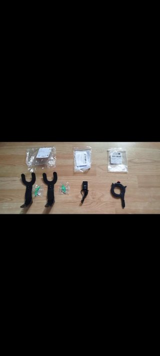 Lote Accesorios Moto: Cuelgacascos y GPS