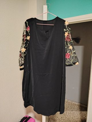 Vestido Negro con Mangas Bordadas