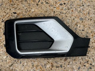 Embellecedor Paragolpes lado derecho Audi Q2.