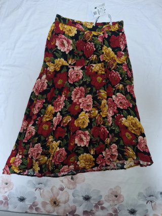 Falda Floral Talla M Stradivarius nueva
