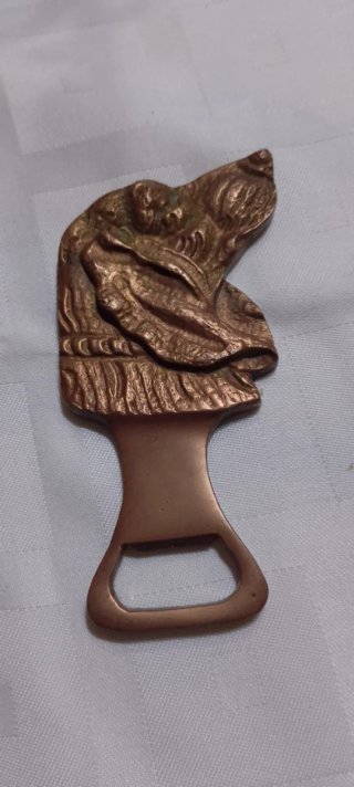Abridor de Botellas Antiguo con Relieve