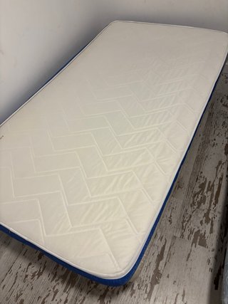 Cama de 105 con base tapizada y colchón