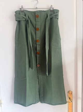 Falda midi verde con cinturón