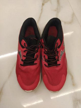 Zapatillas deportivas rojas y negras