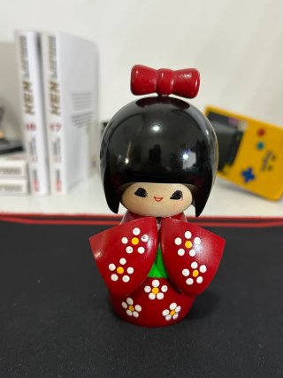 Kokeshi Giapponese Beni Kosode Koho 14 cm box
