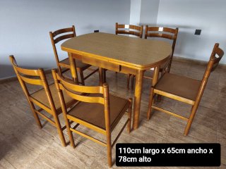 Conjunto de Mesa y 4 Sillas de Madera