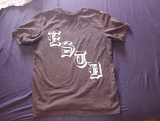 Camiseta marrón con estampado