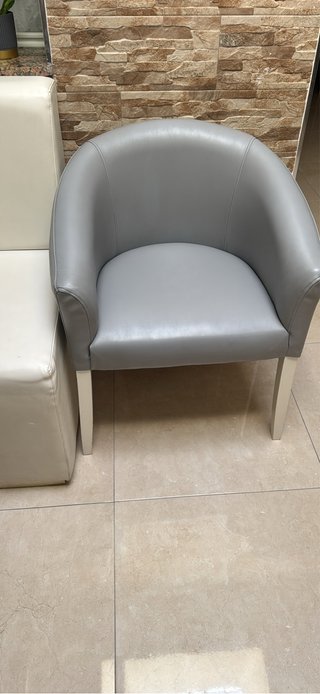 Poltrona in pelle grigia e beige