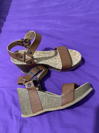 Sandalias con cuña marrones