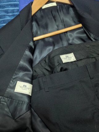 Traje de caballero marca Easy Wear azul marino.