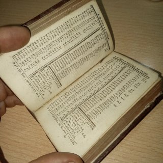 Libro antiguo en francés (1745)
