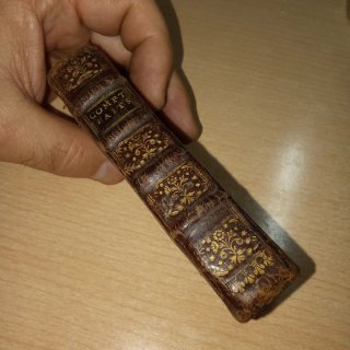 Libro antiguo en francés (1745)