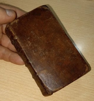 Libro antiguo en francés (1745)
