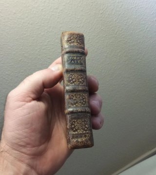 Libro antiguo en francés (1745)
